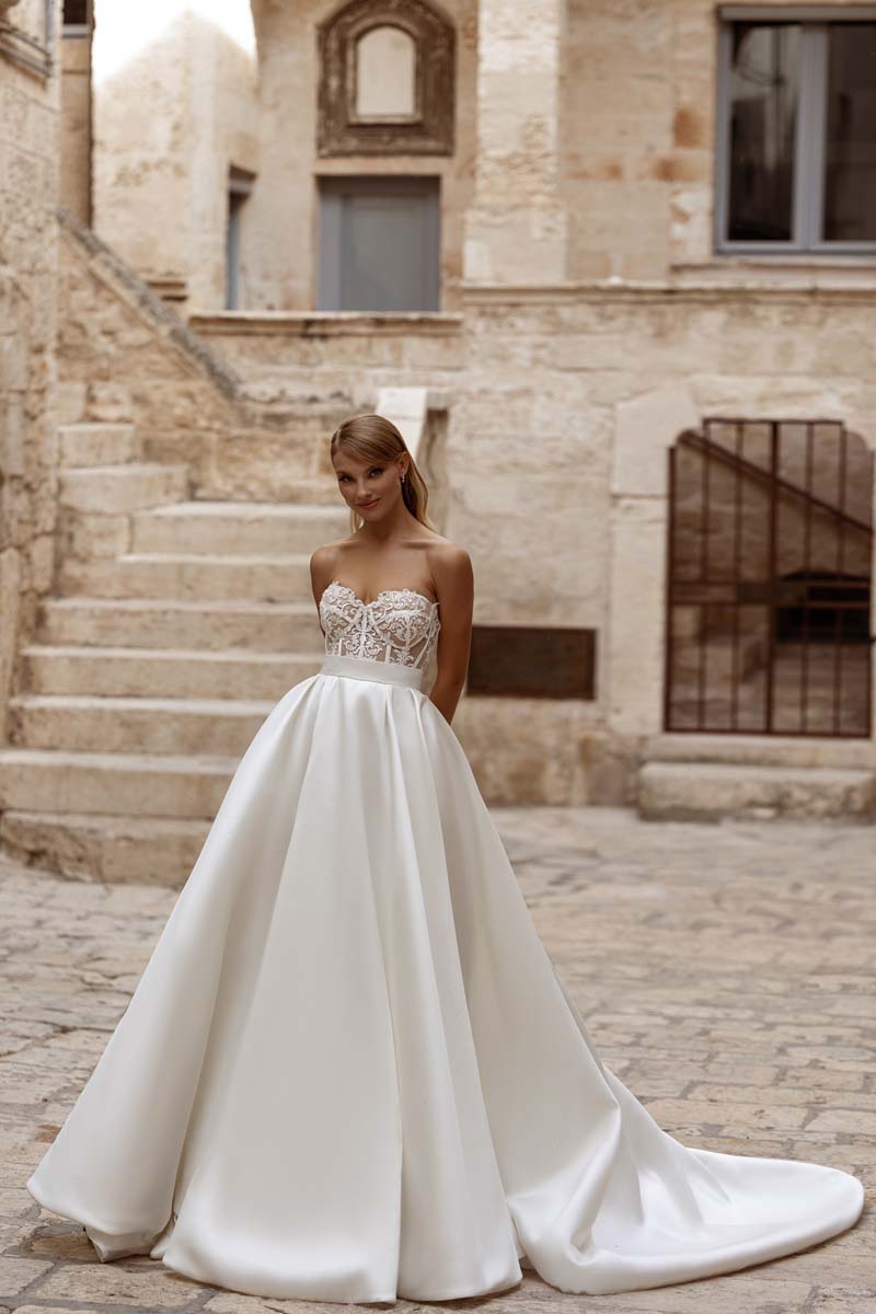abito bianco in satin Foto Rosa Clarà