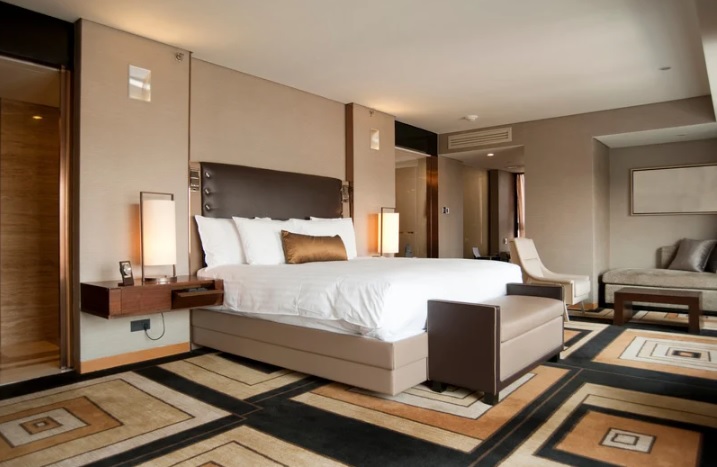 camera di hotel con un tocco di personalità cromatica