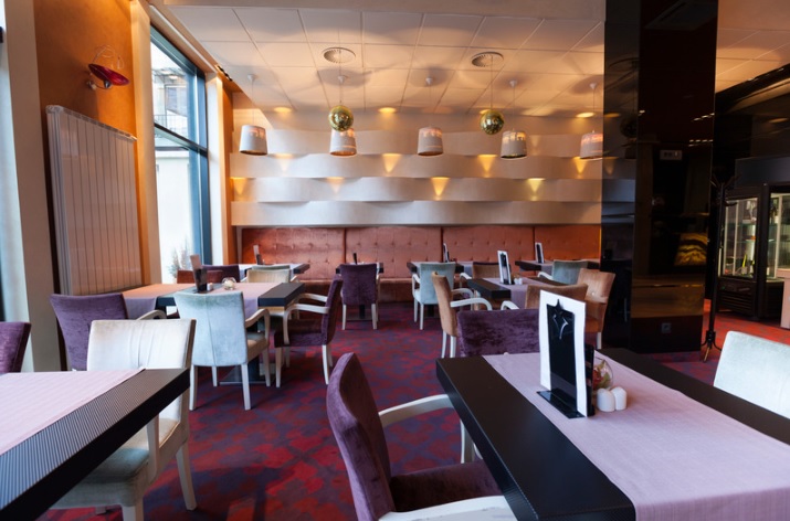 sala da pranzo hotel con accenti vivaci