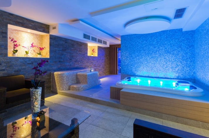 spa di un hotel con prevalenza di tonalità blu